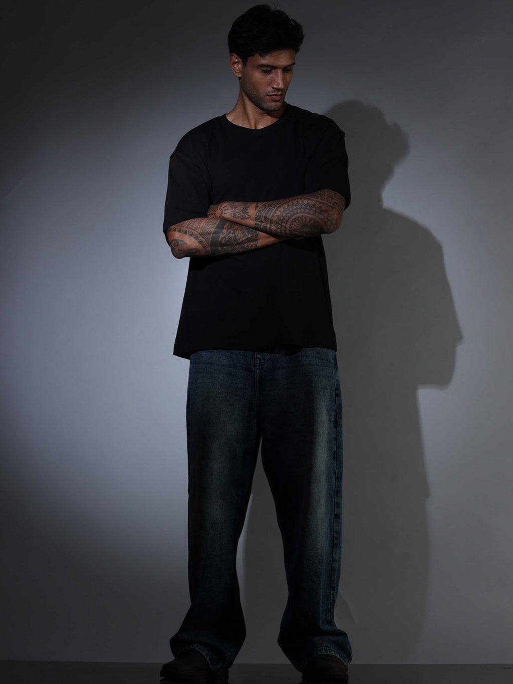 Oversized Tee Heavy Jersey Cotton Black - Front Hands In Pocket
